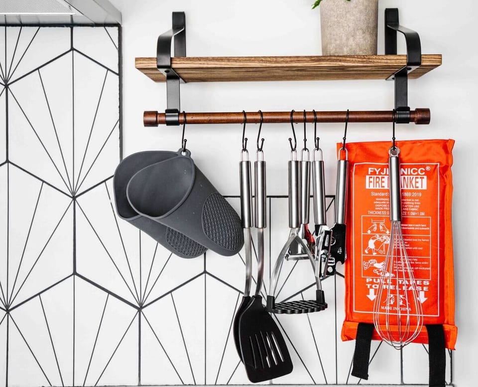 Kitchen:
A fully fitted kitchen with everything you need for a comfortable stay, featuring a microwave, electric kettle, oven, stove, fridge, basic cooking utensils, and wine glasses — perfect for cooking meals or enjoying a relaxed night in.