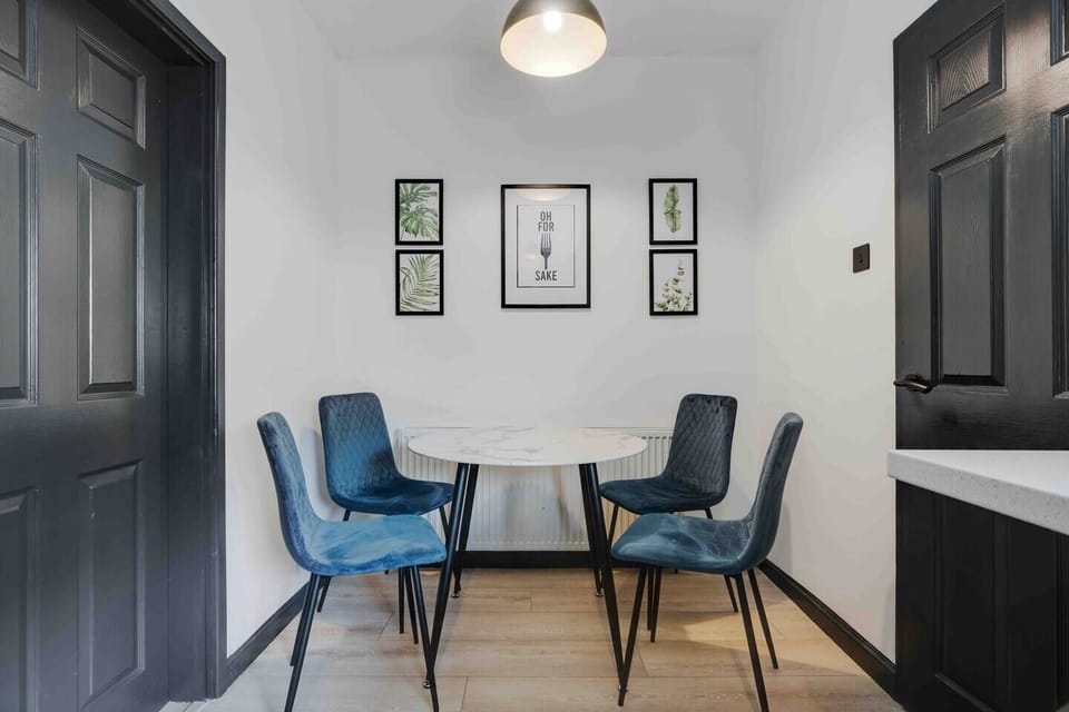 Kitchen:
A fully fitted kitchen with everything you need for a comfortable stay, featuring a microwave, electric kettle, oven, stove, fridge, basic cooking utensils, and wine glasses — perfect for cooking meals or enjoying a relaxed night in.
