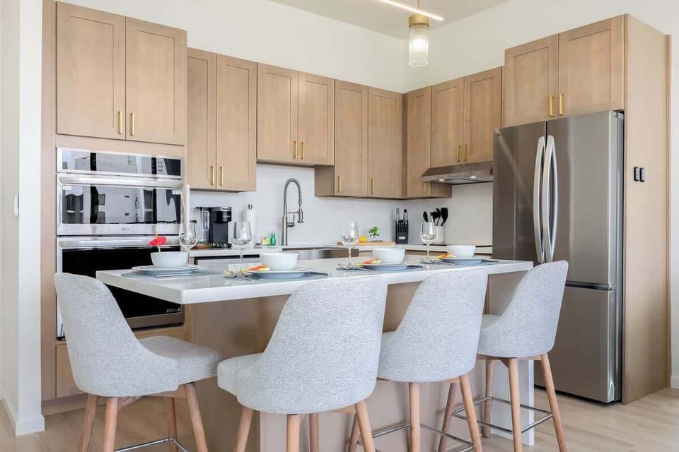 Fully equipped kitchen and dining area