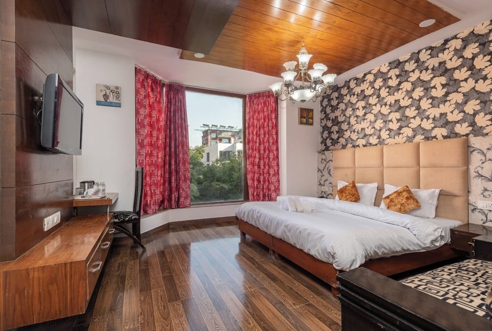Deluxe Double Room, City View | Desk, laptop workspace, soundproofing, iron/ironing board