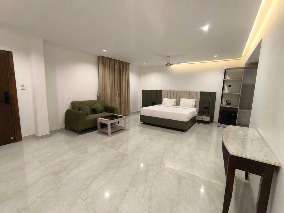 Executive Room | Desk, laptop workspace, bed sheets