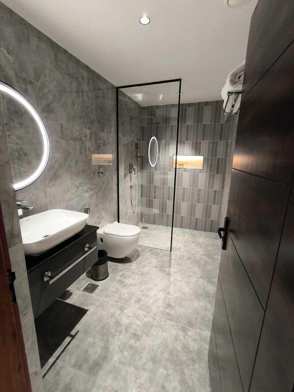 Executive Room | Bathroom | Shower, hair dryer, slippers, towels