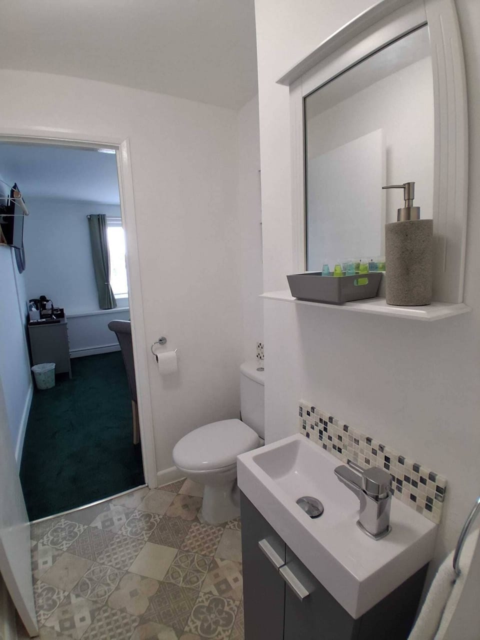 Superior Double Room | Bathroom | Shower, towels, soap, shampoo