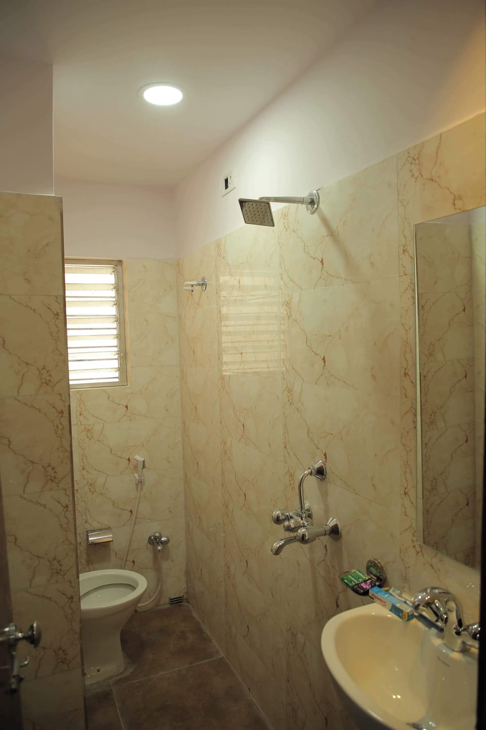 Deluxe Double Room | Bathroom | Shower, towels, soap, shampoo