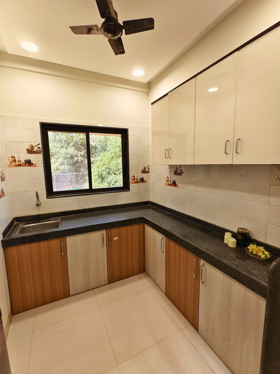 Family Apartment | Private kitchen | Fridge, microwave, cookware/dishes/utensils