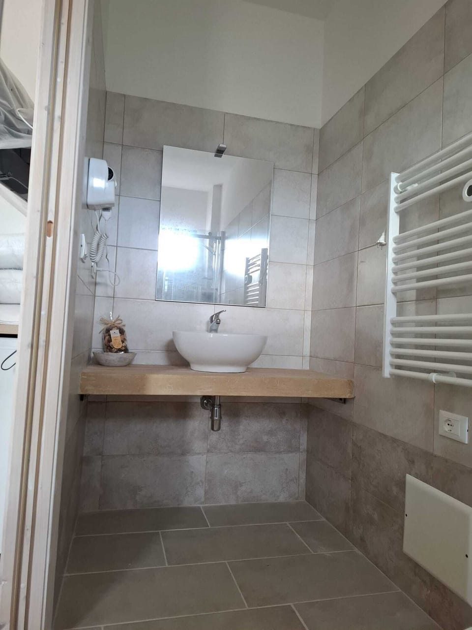 Standard Double Room, 1 Double Bed, Courtyard View | Bathroom | Shower, free toiletries, hair dryer, bidet