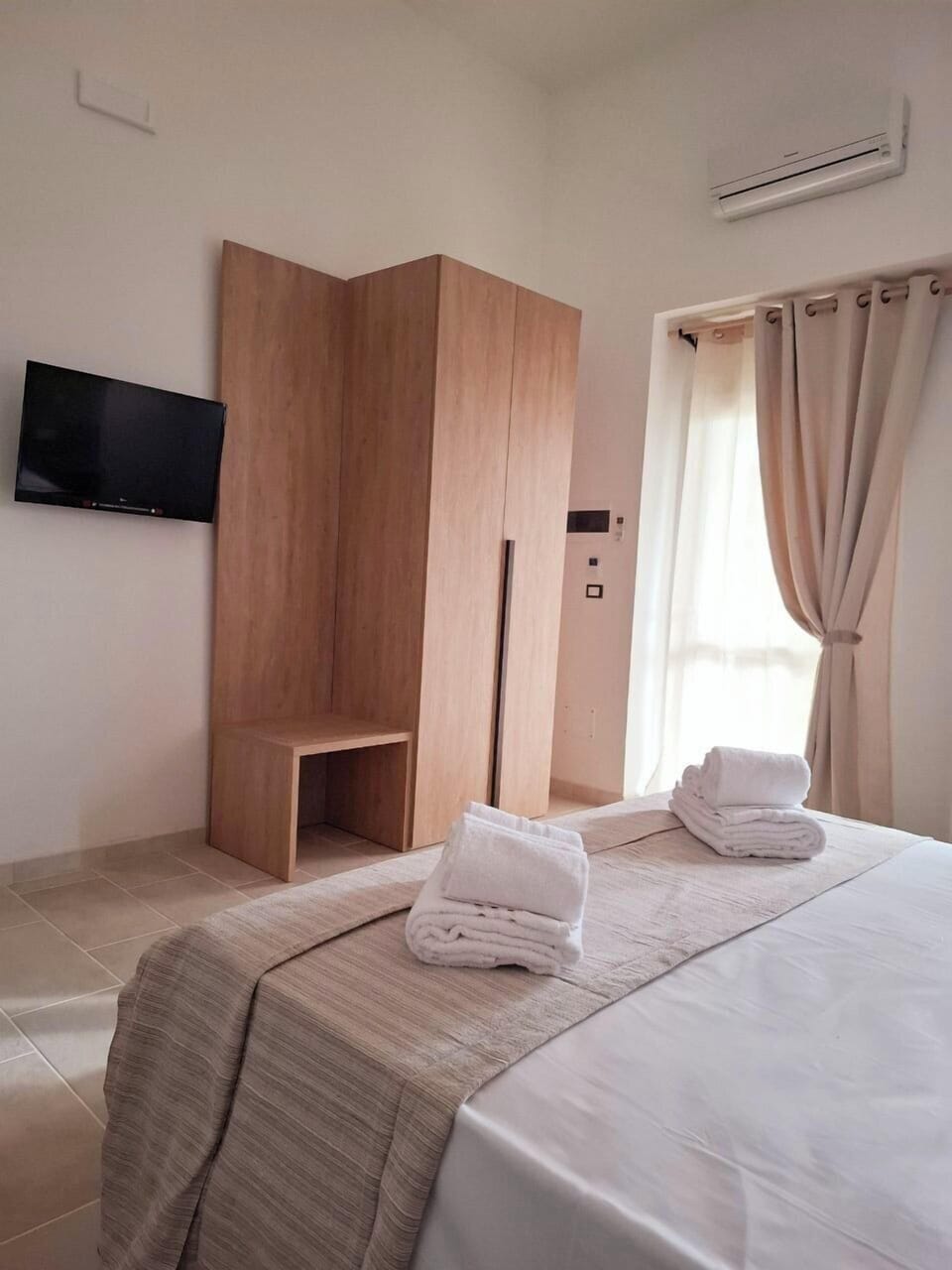 Traditional Triple Room | Minibar, desk, laptop workspace, blackout drapes