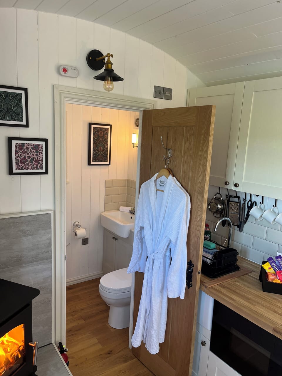 Cabin, Hill View | Bathroom | Free toiletries, hair dryer, bathrobes, towels
