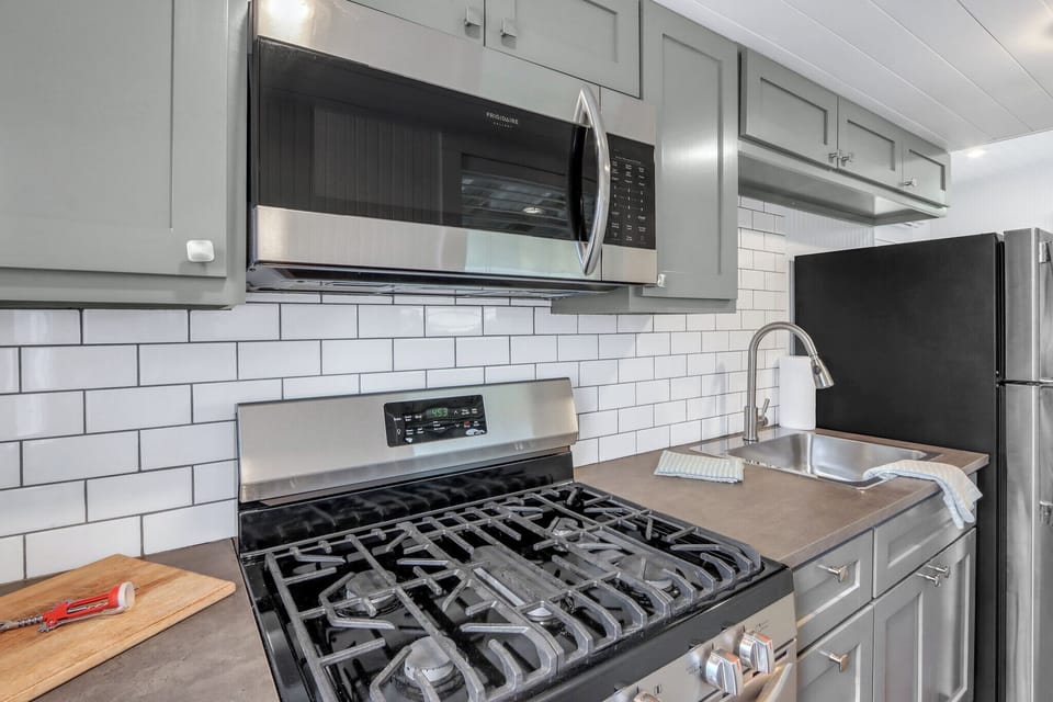 Full size appliances in the kitchen