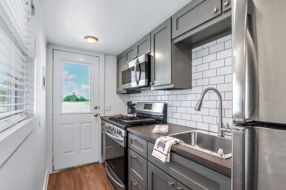 Full size appliances in the kitchen