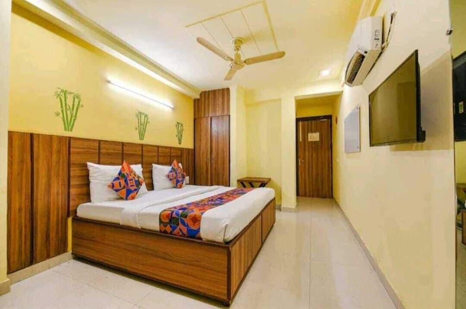 Deluxe Room, Garden View | Laptop workspace, iron/ironing board (on request), WiFi (free)