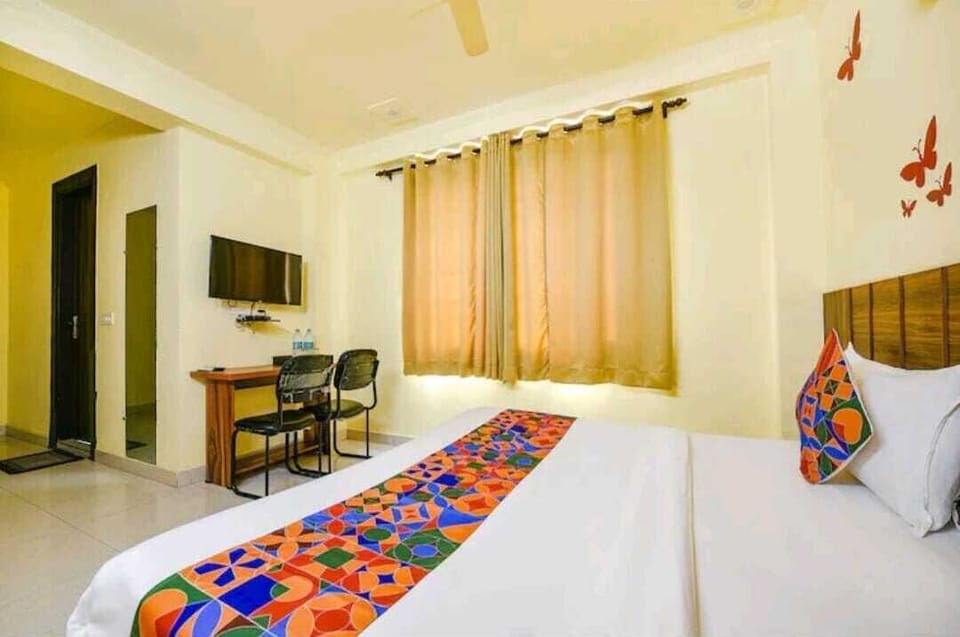 Deluxe Room, Garden View | Laptop workspace, iron/ironing board, free WiFi