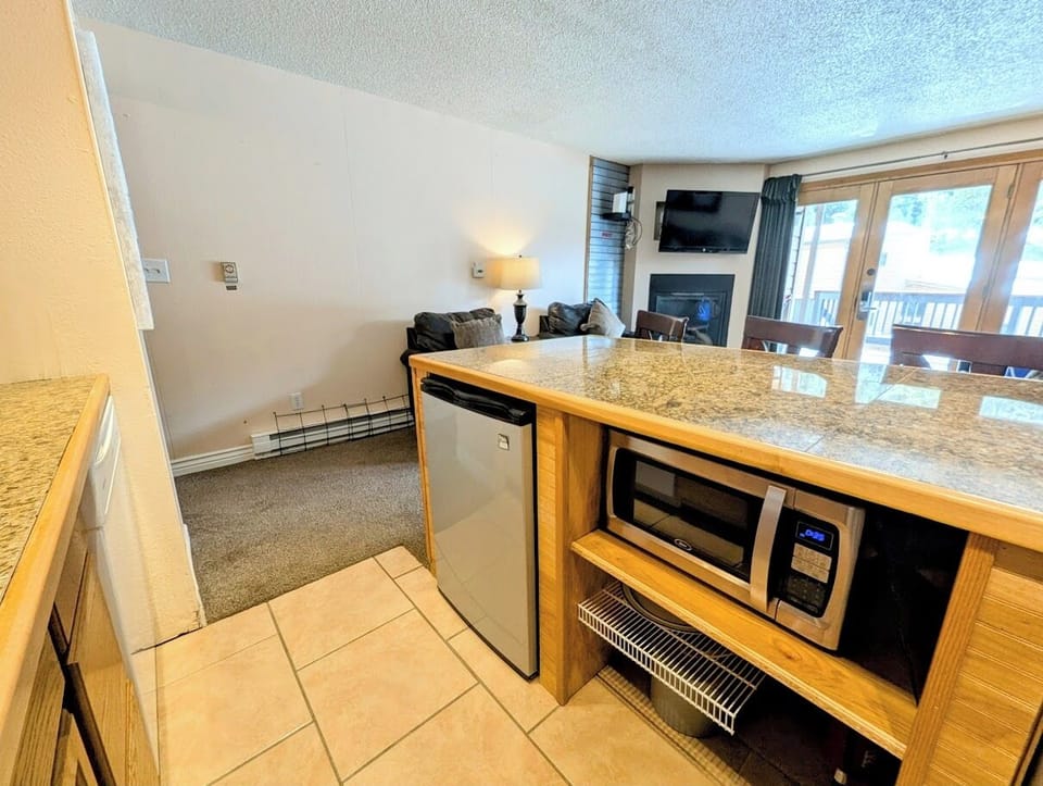 Kitchenette - Microwave & 1 mini fridge for guest use