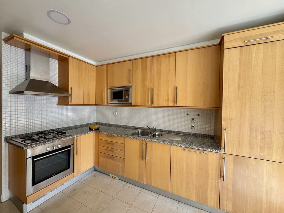 Microwave, dishwasher, coffee/tea maker, cookware/dishes/utensils