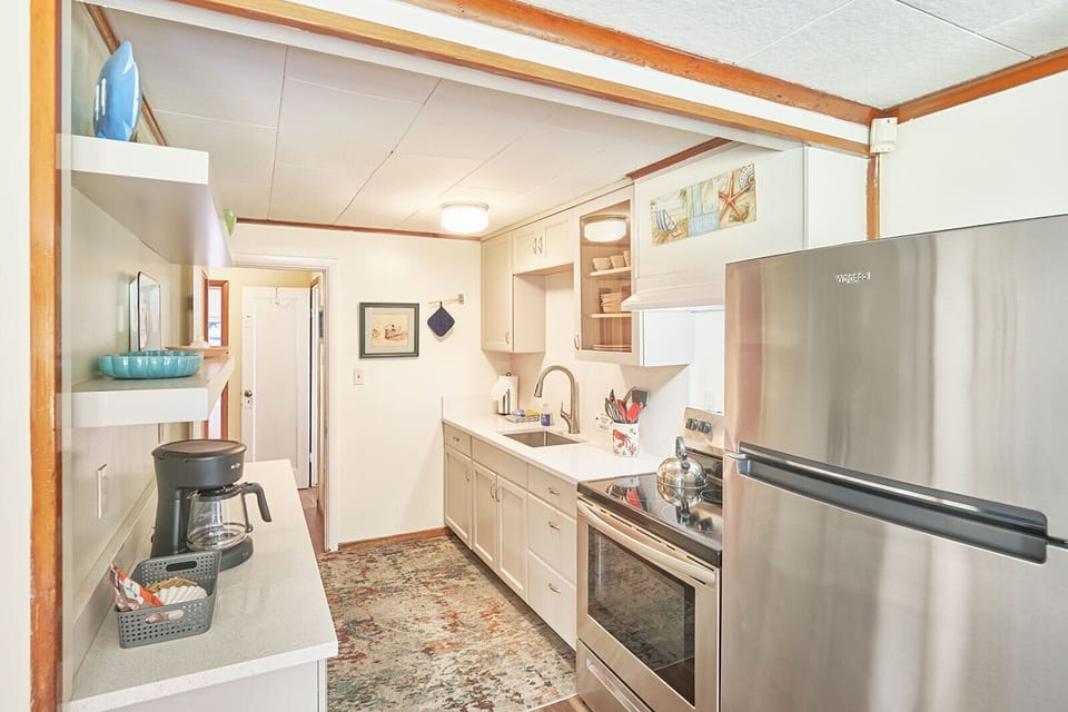 Full kitchen stocked with cookware, dishes, and utensils — everything you need to cook and dine with ease. 🍽️👩‍🍳