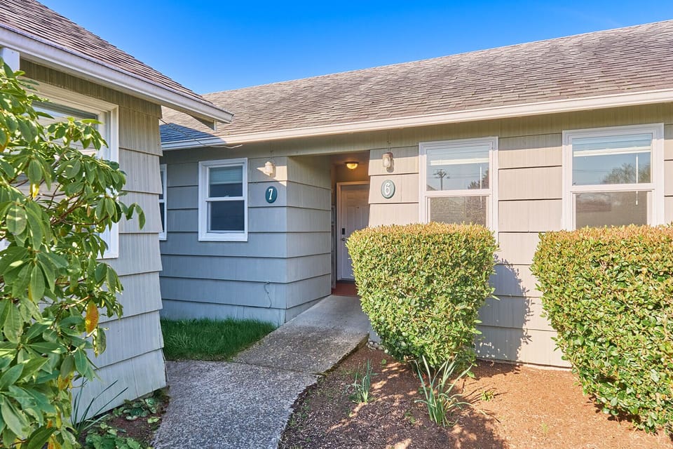 Anchorage Cottages #6, managed by Bloomer Estates Vacation Rentals