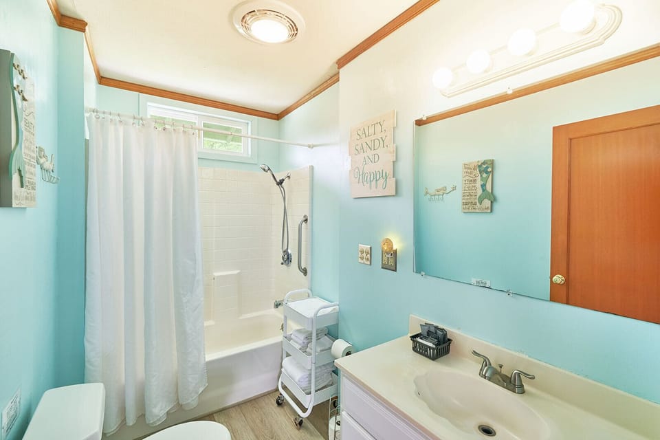 A tub/shower combo — soak or rinse, your choice. 🛁🚿