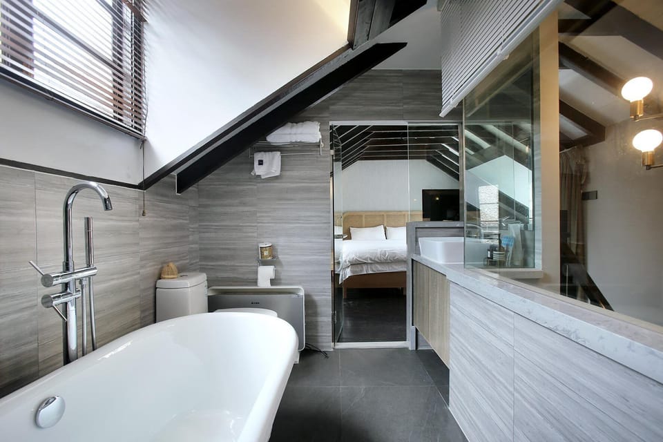Signature Suite, Courtyard View, Mezzanine | Bathroom | Free toiletries, hair dryer, slippers, bidet