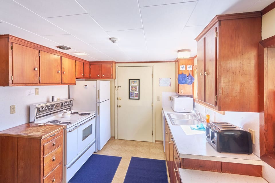 Fully stocked kitchen— everything you need to feel at home. 🍳🍽️