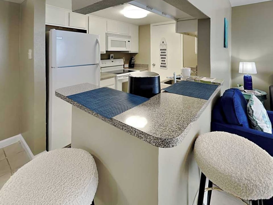Full Kitchen - Countertop Seating For 2