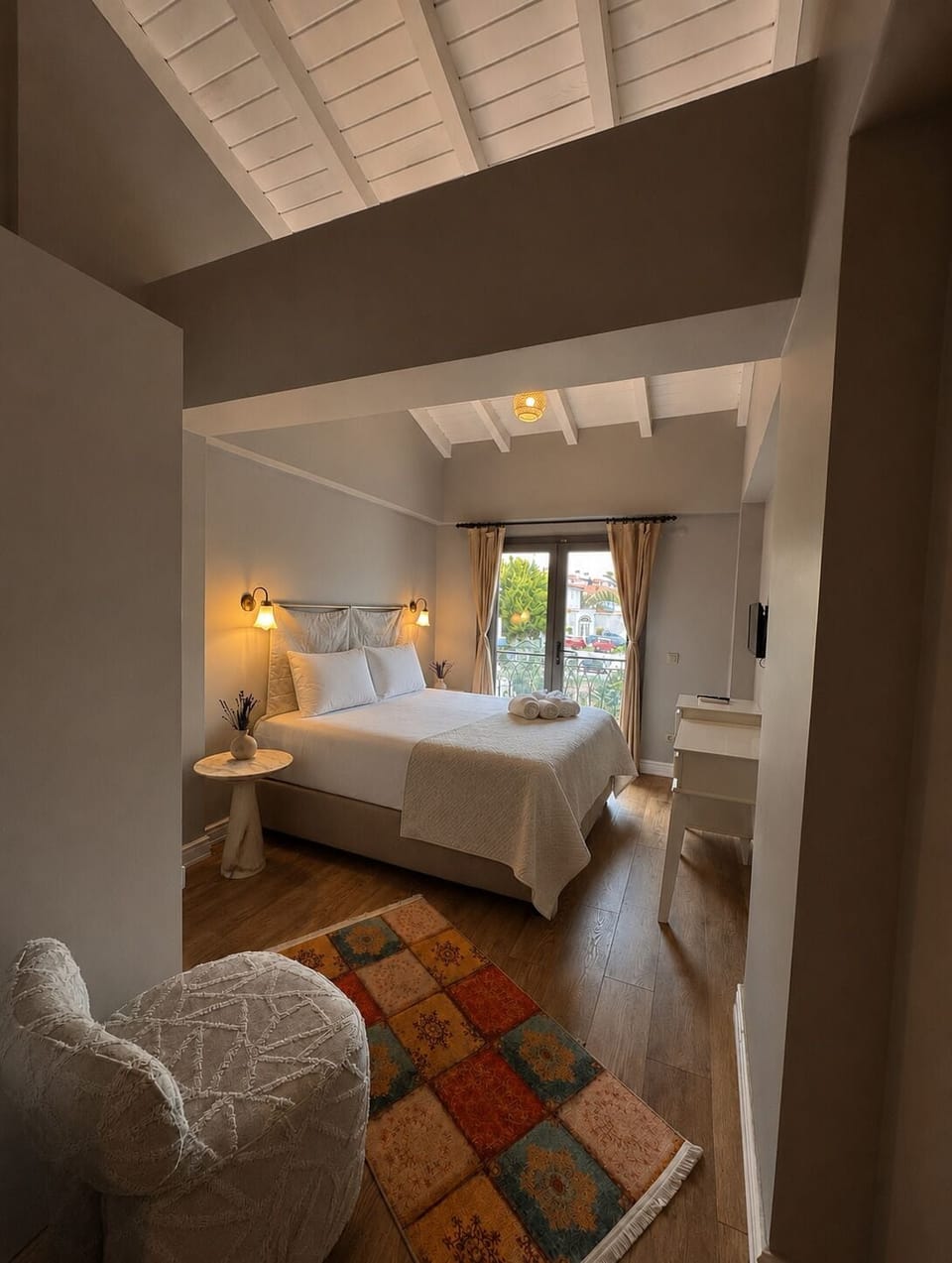 Comfort Room | In-room safe, bed sheets