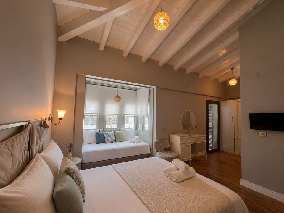 Classic Twin Room | In-room safe, bed sheets