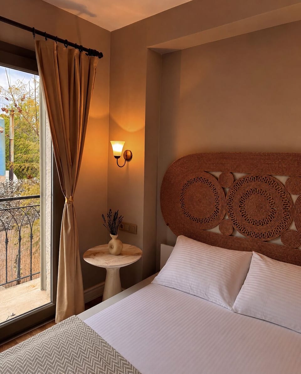 Comfort Room | In-room safe, bed sheets