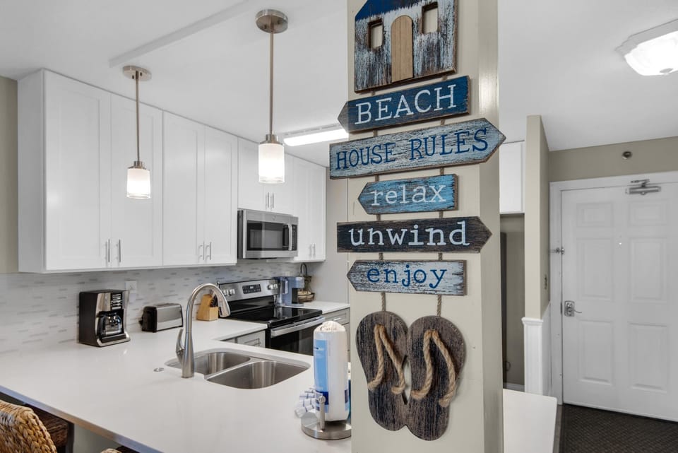 Condo, Multiple Beds (Destin on the Gulf 303) | Private kitchen | Oven, toaster
