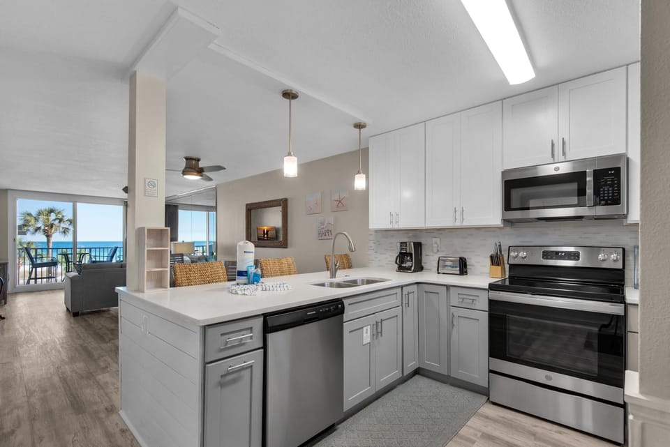 Condo, Multiple Beds (Destin on the Gulf 303) | Private kitchen | Oven, toaster