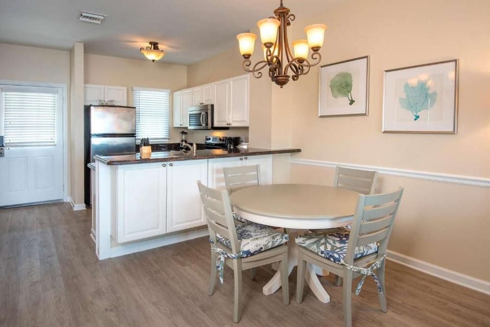 Harbor Village 2 Bedroom Townhome Villa - Kitchen and Dining Area