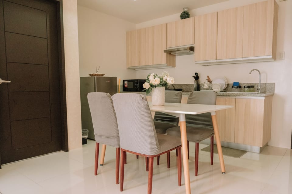 Room, 2 Bedrooms | Dining room