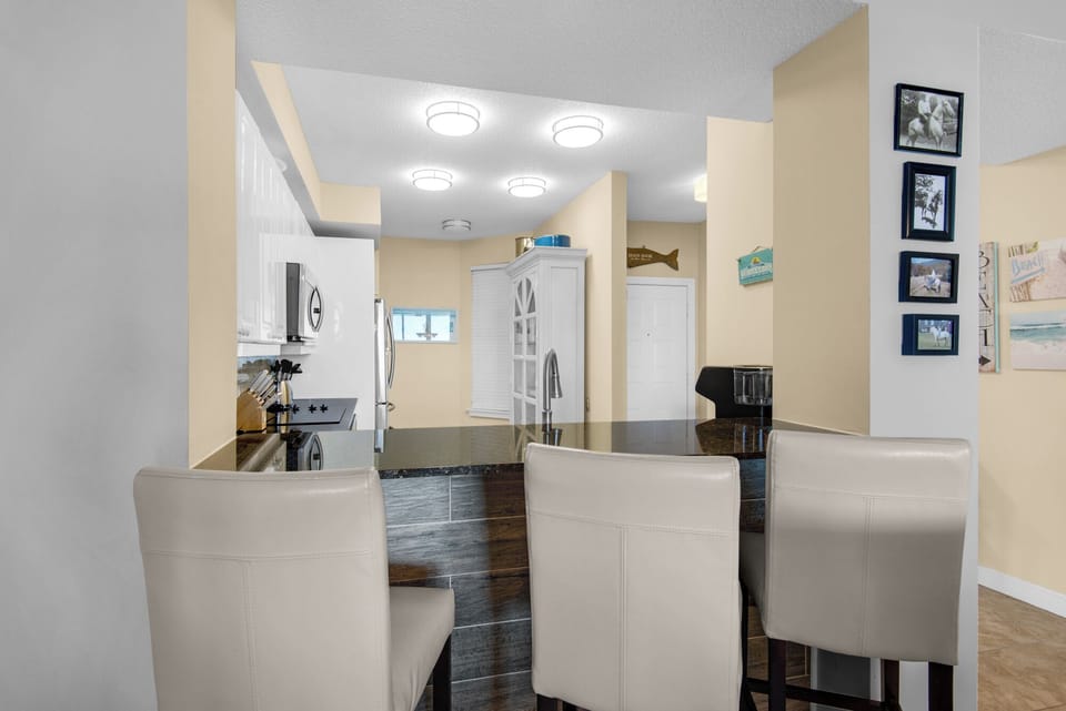 Kitchen bar area