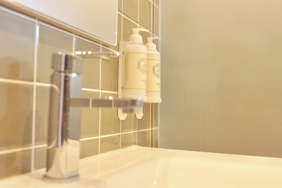 Comfort Double or Twin Room, City View | Bathroom | Shower, hair dryer, towels, soap