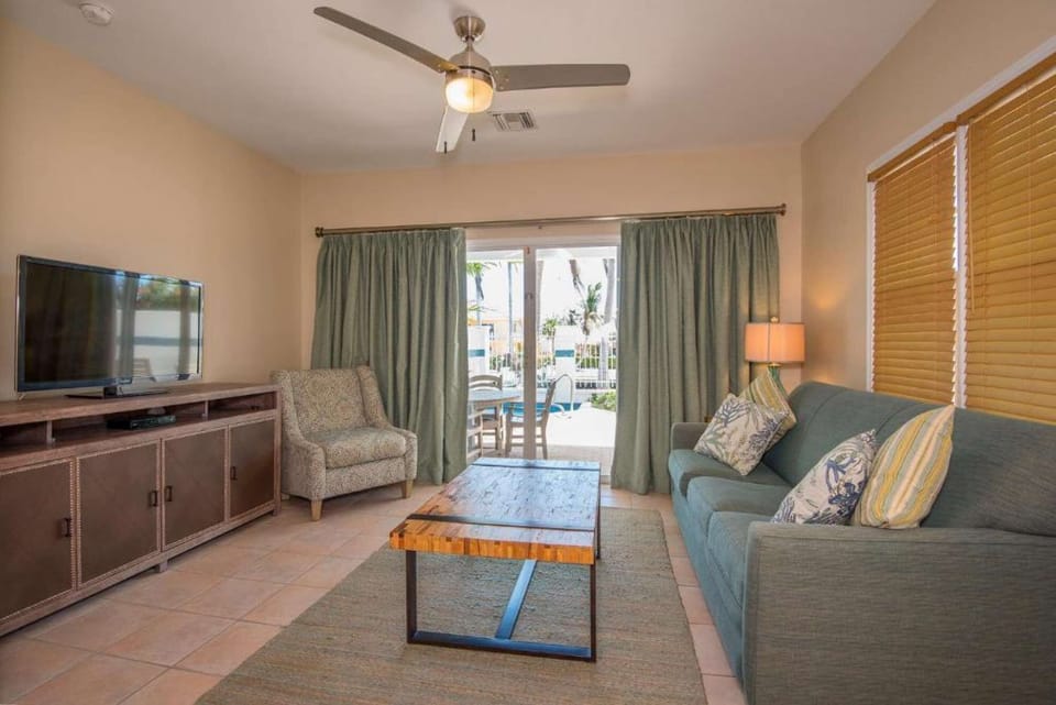 Harbor Family 2 Bedroom Townhome Villa - Living Room
