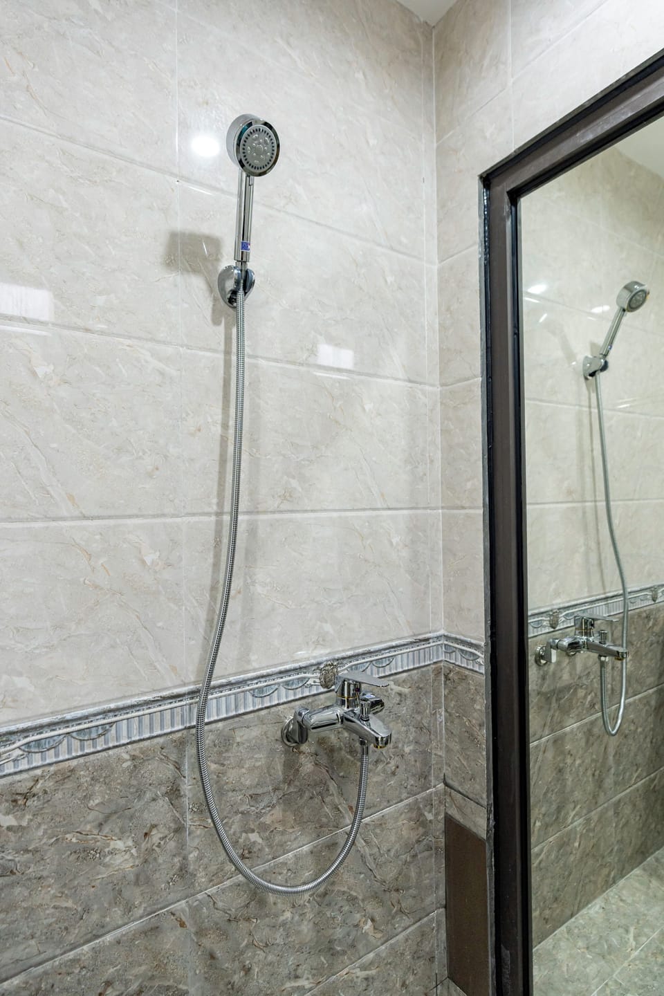 Shower, rainfall showerhead, free toiletries, hair dryer
