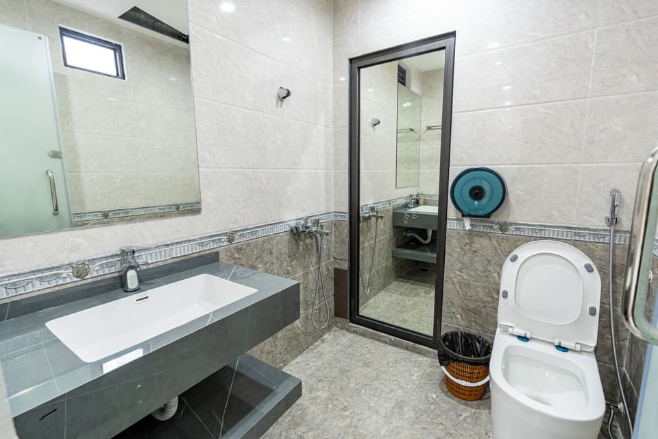 Shower, rainfall showerhead, free toiletries, hair dryer