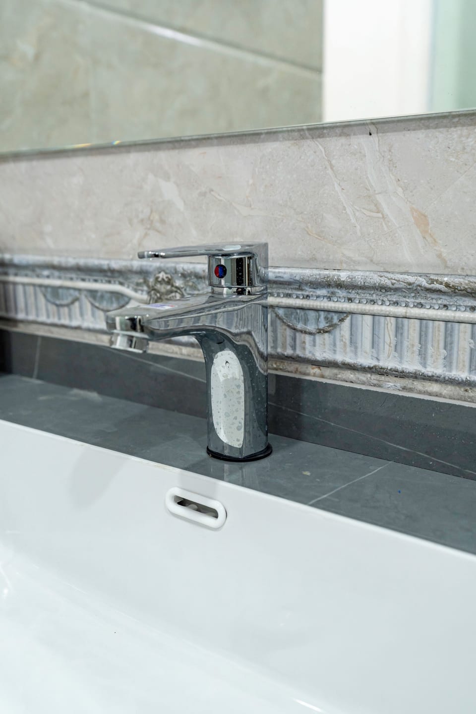 Shower, rainfall showerhead, free toiletries, hair dryer