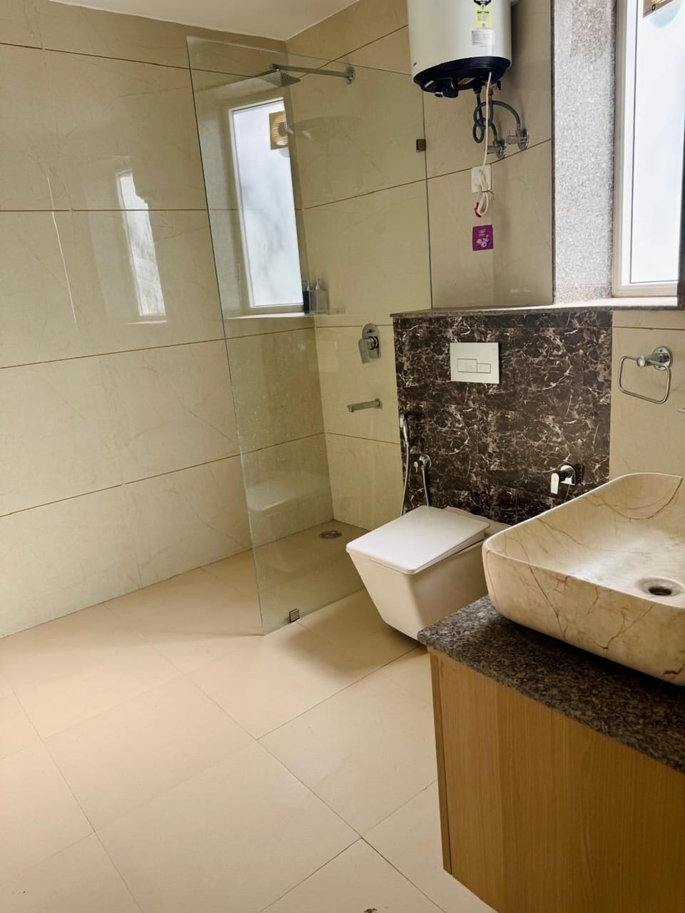 Shower, rainfall showerhead, free toiletries, slippers