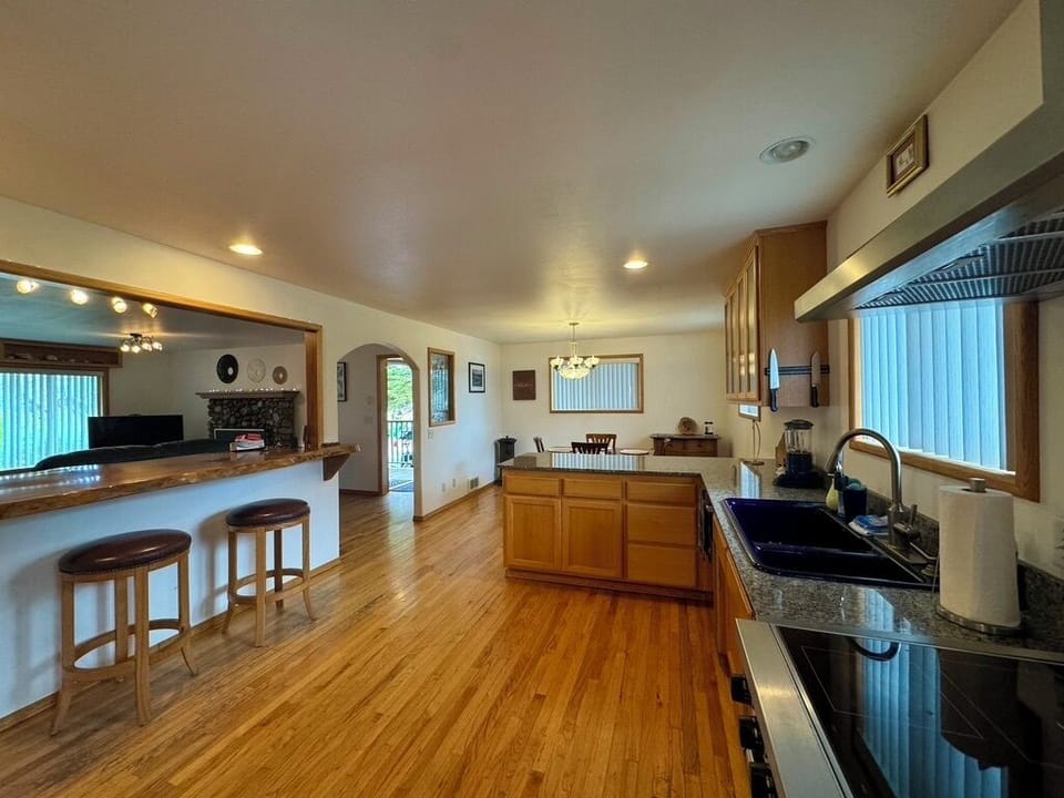 Kitchen w/  additional bar seating