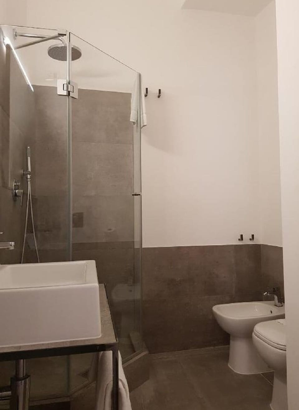 Comfort Double Room | Bathroom | Shower, hair dryer, bidet, towels