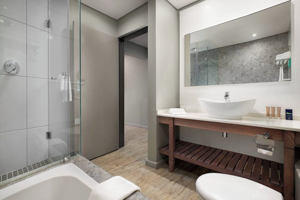 Combined shower/tub, designer toiletries, hair dryer, towels