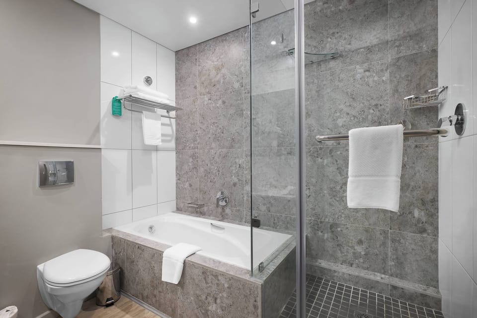 Combined shower/tub, designer toiletries, hair dryer, towels