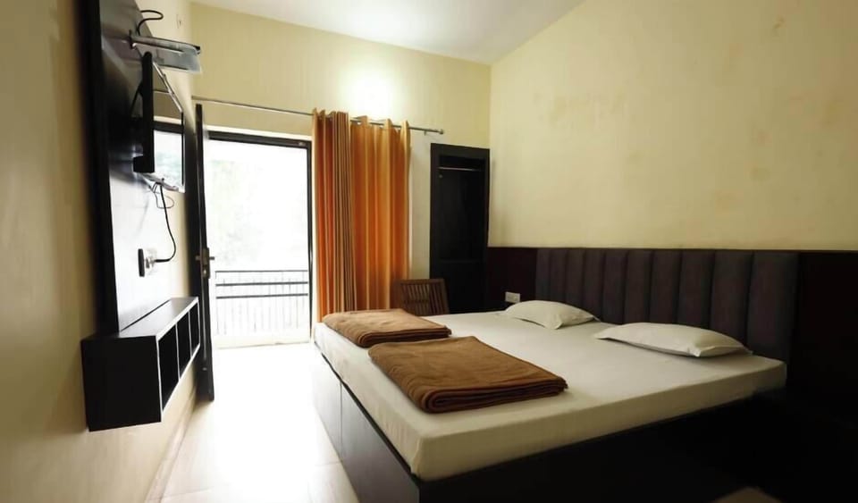 Deluxe Double or Twin Room, Balcony, Park View | Soundproofing, free WiFi, bed sheets