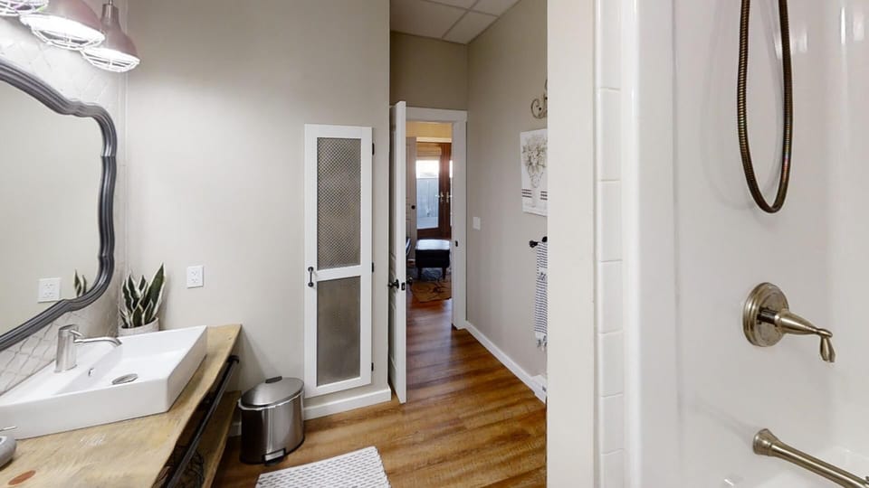 Full Bathroom