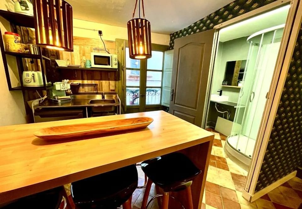 Romantic Studio | Bathroom | Hair dryer, towels, soap, shampoo
