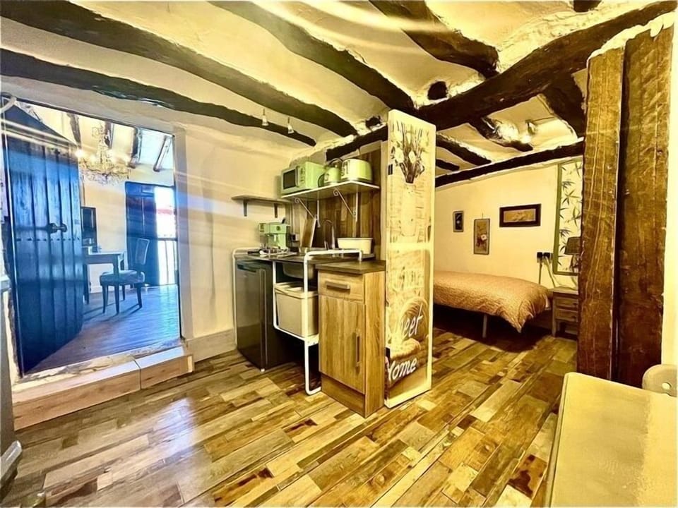 Family Studio | Private kitchen | Espresso maker, electric kettle, cookware/dishes/utensils