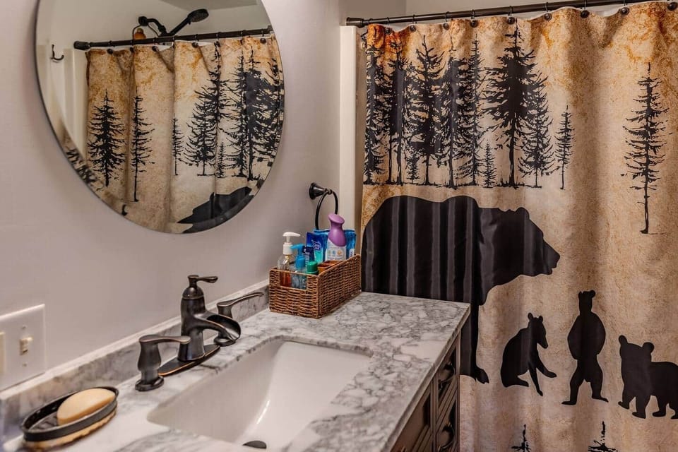 Oakland Bear Lair Upstairs Bathroom Tub
