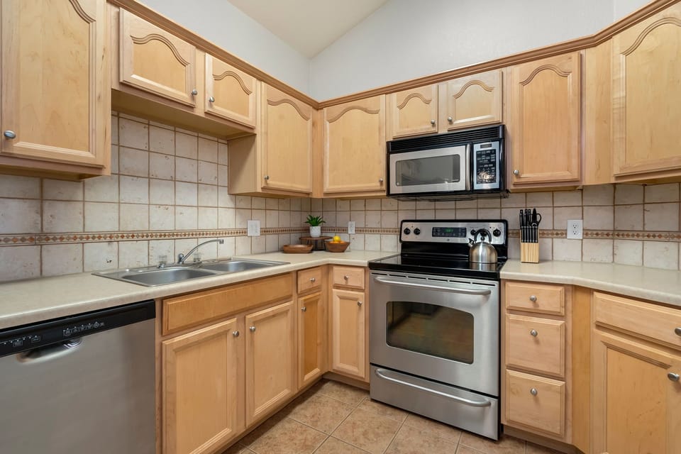 Apartment, Multiple Beds, Balcony, Garden View (2133 Krisron Road (D-302)) | Private kitchen | Fridge, microwave, oven, stovetop