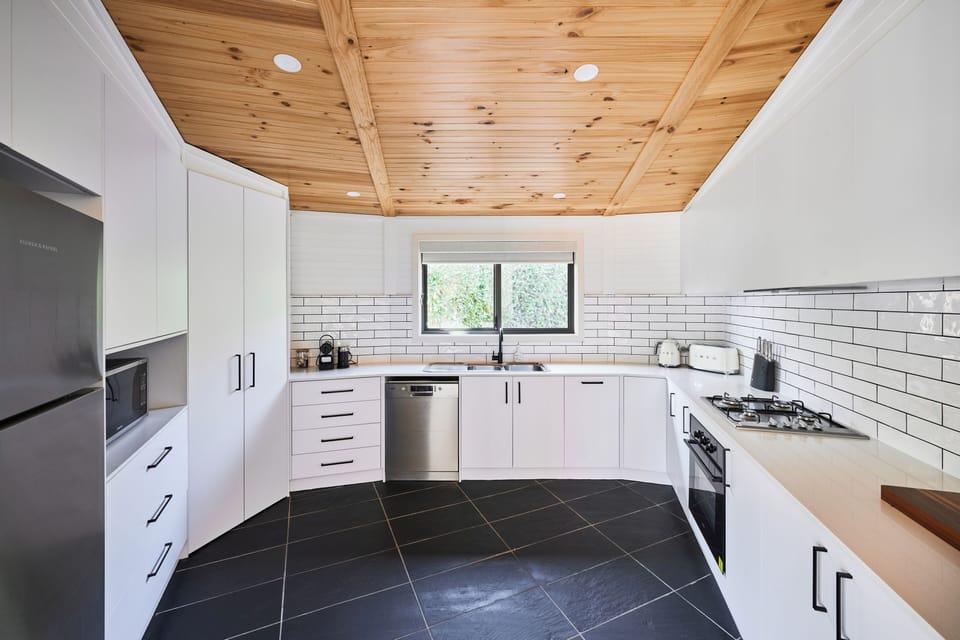 Deluxe House | Private kitchen | Espresso maker, coffee/tea maker, electric kettle, toaster
