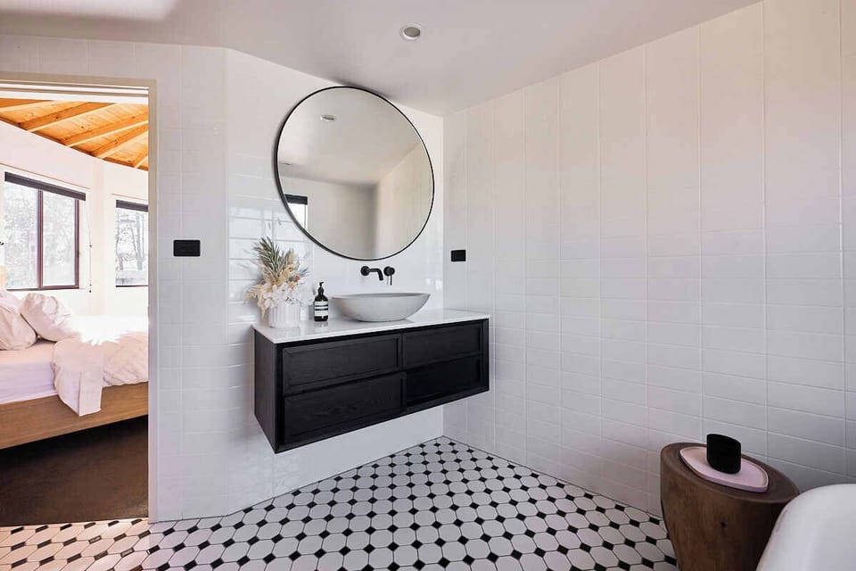 Deluxe Suite, Non Smoking, Kitchen | Bathroom | Hair dryer, towels, soap, shampoo